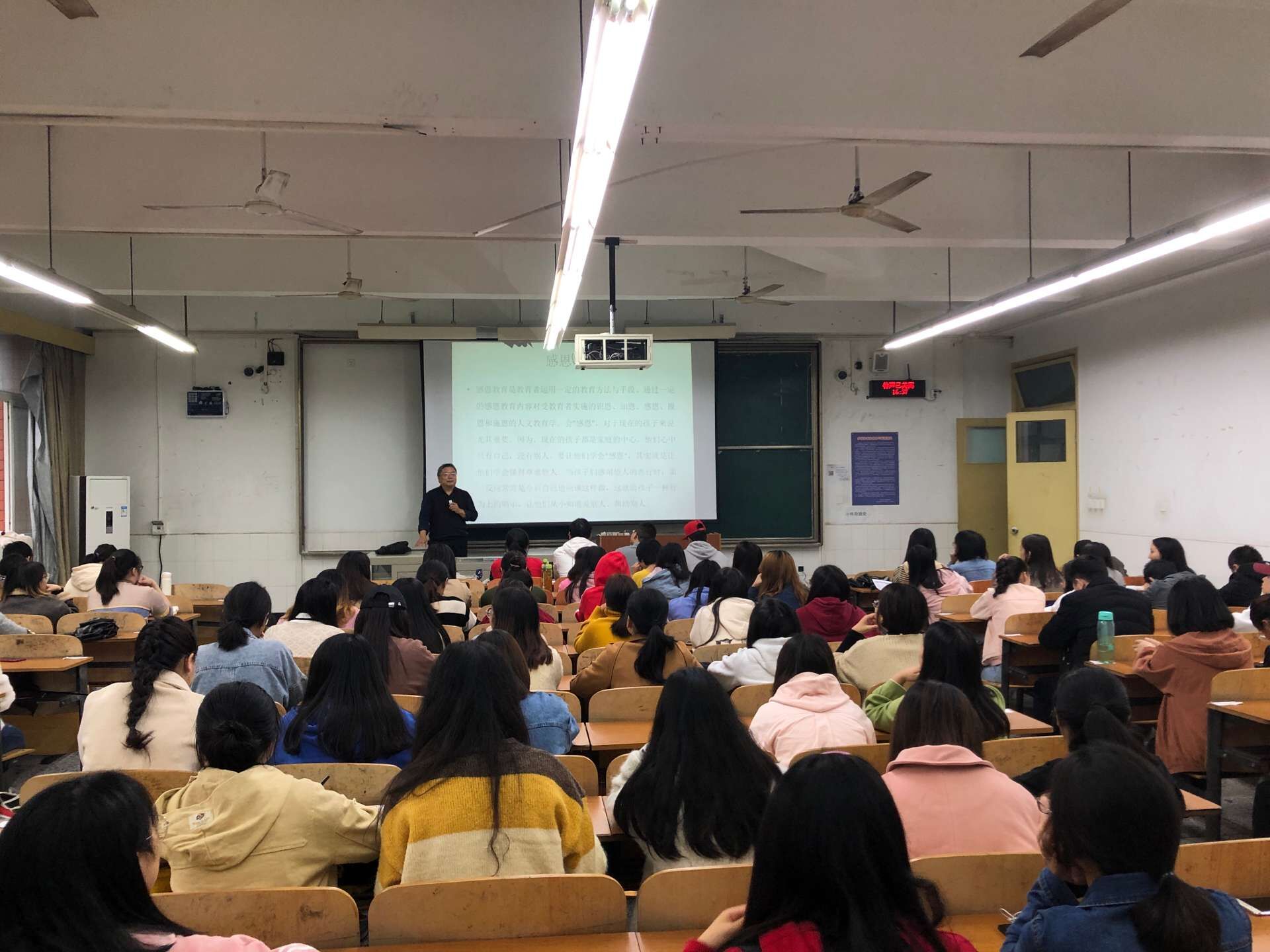 教育与心理科学学院开展感恩与诚信教育.jpg 教育与心理科学学院开展感恩与诚信教育.jpg